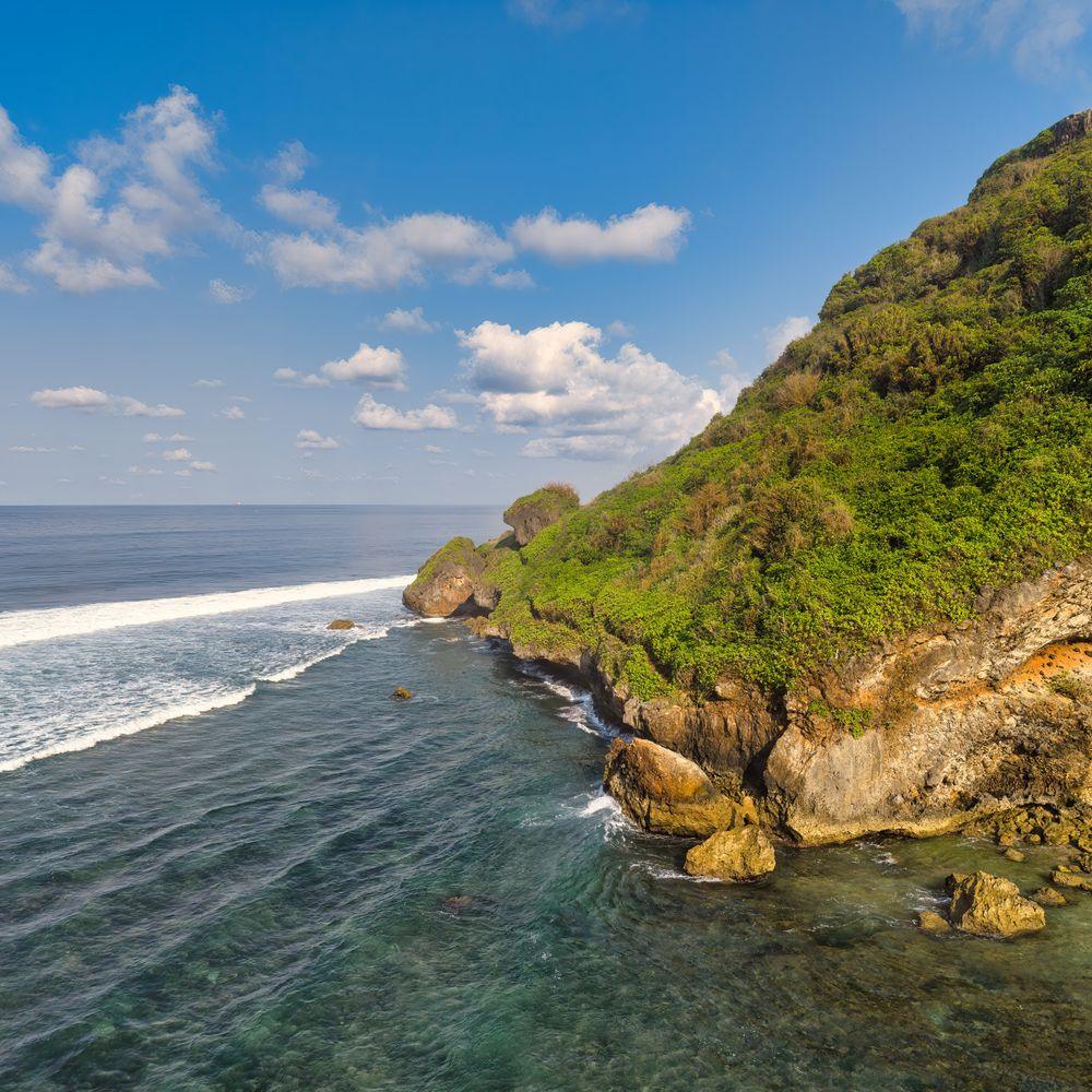 Tebing hijau dan laut di pesisir Bali