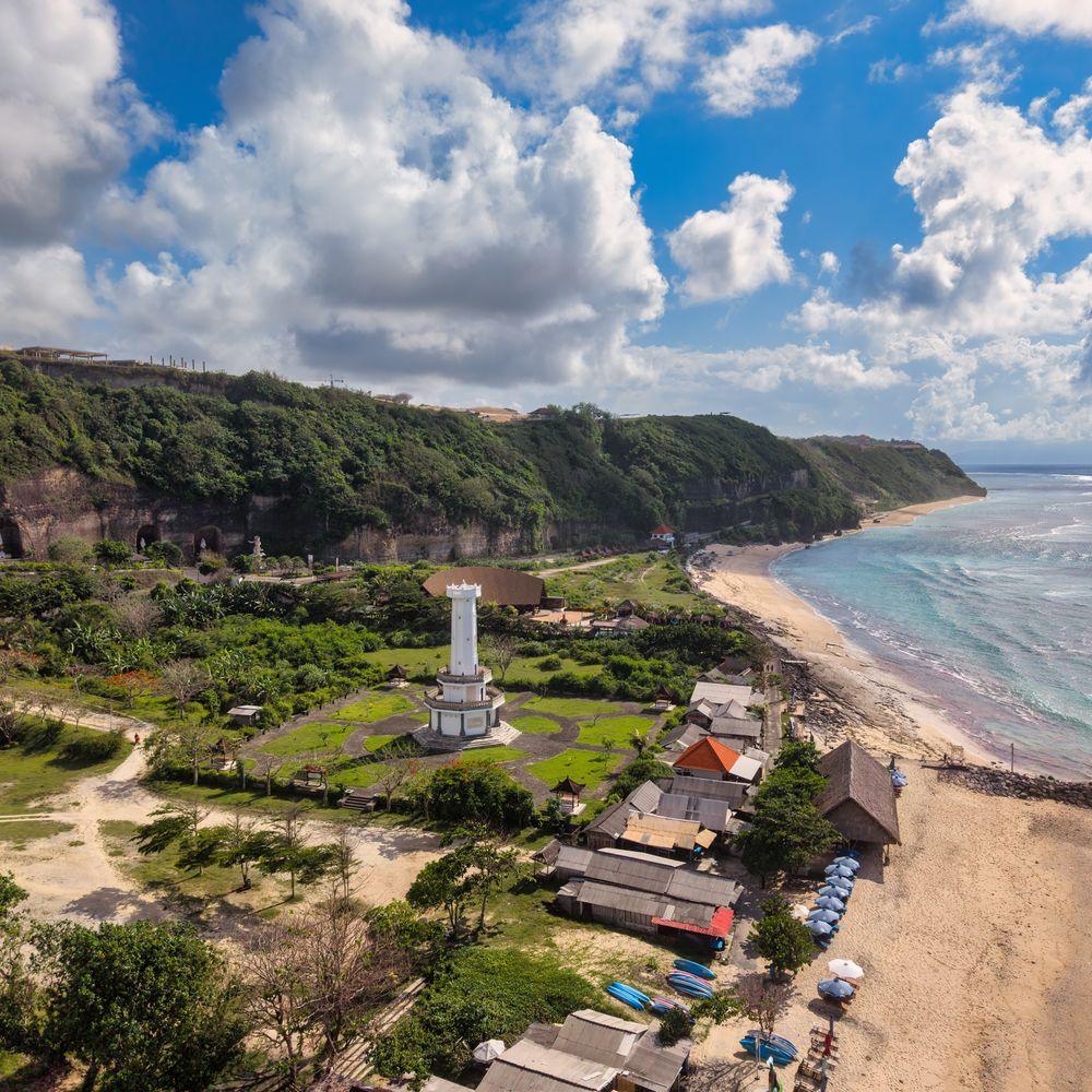 Pesisir berpasir dan tebing hijau di Bali selatan