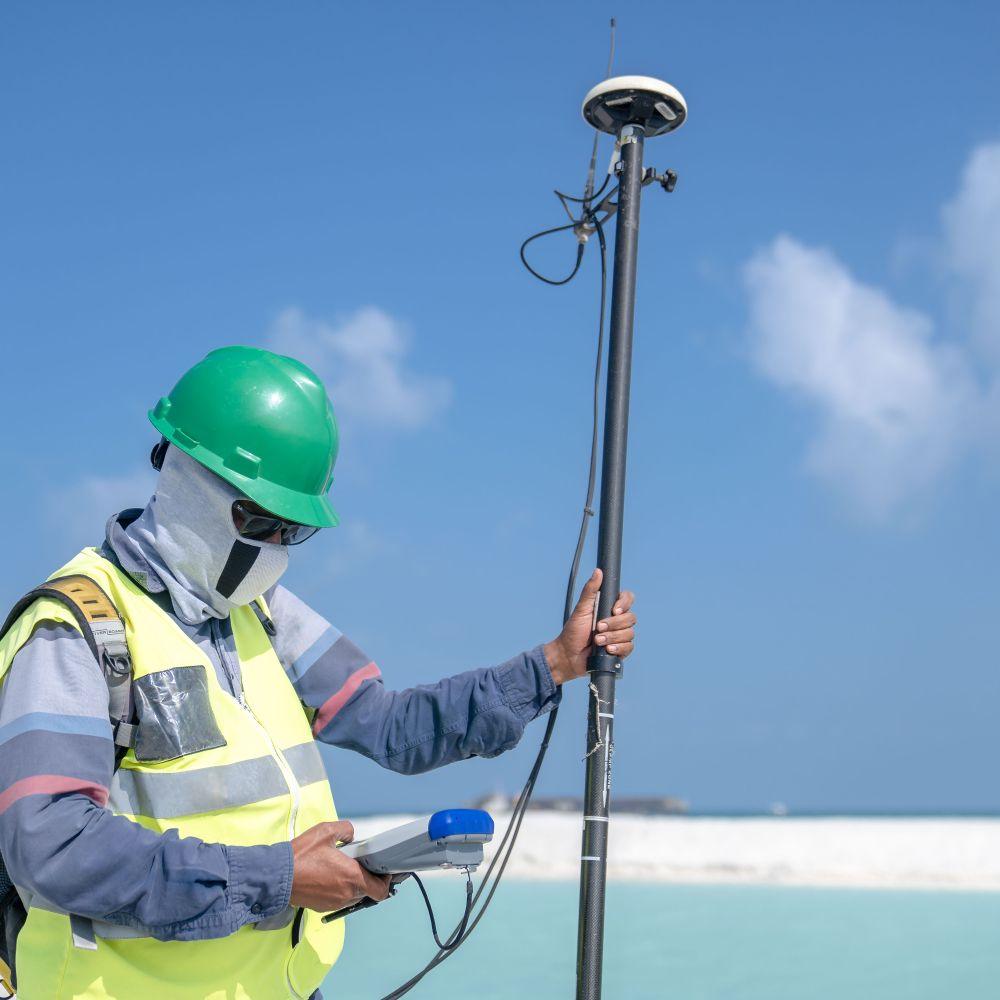 Petugas mengukur lahan dengan alat GPS